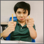 Junge bricht wütend Bleistift durch