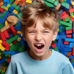 Wütendes Kind im Hintergrund bunte Bauklötze