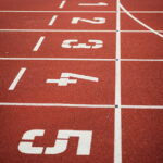 rote Startbahn im Stadion